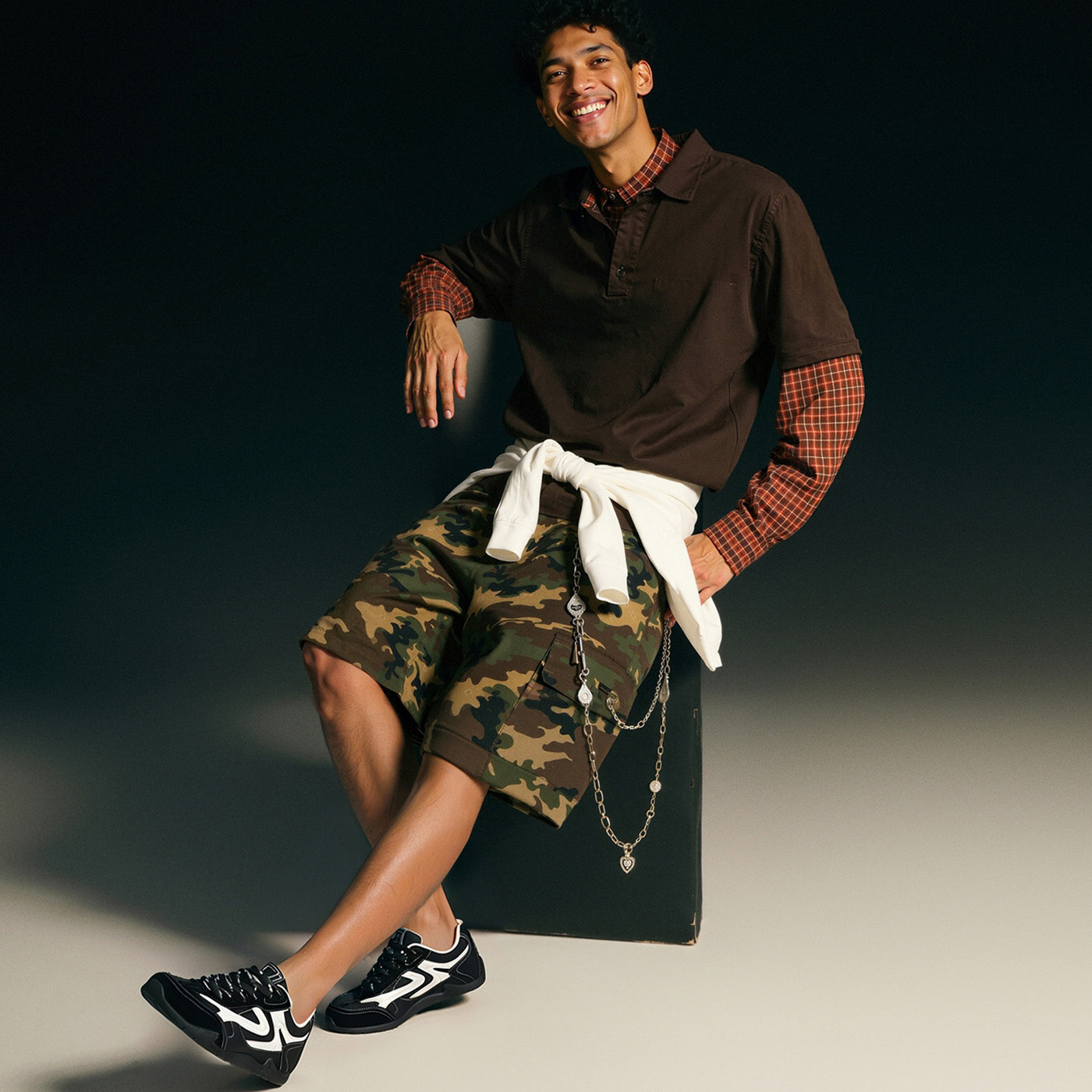 Suede Mix Streamline Accent Low Top Casual Skate Shoes with Contrast Details - Image 6